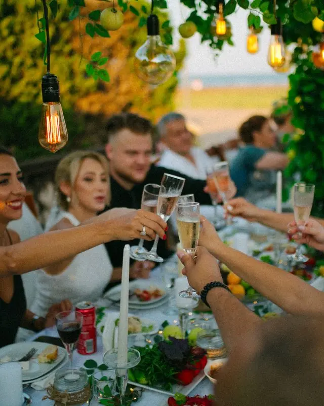 Brindis durante una celebración privada