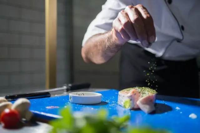 Chef emplatando durante un chef’s table privado
