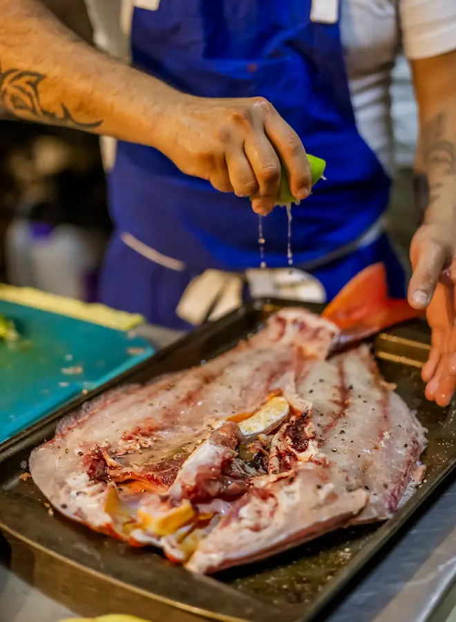 Chef de Itamar preparando un platillo durante un evento privado