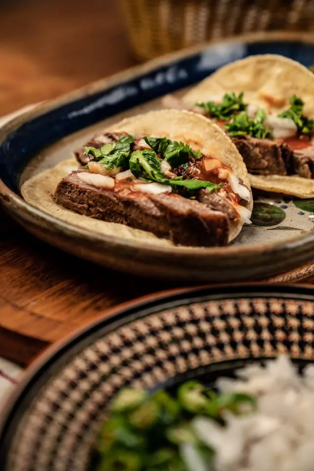 Tacos y especialidades mexicanas servidas en un evento privado