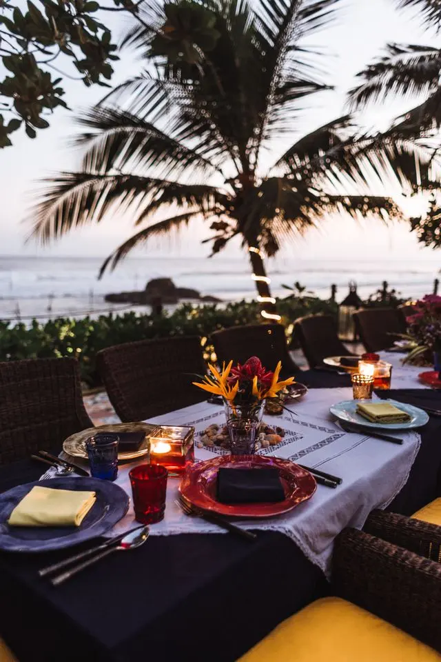 Mesa servida para una cena privada al atardecer