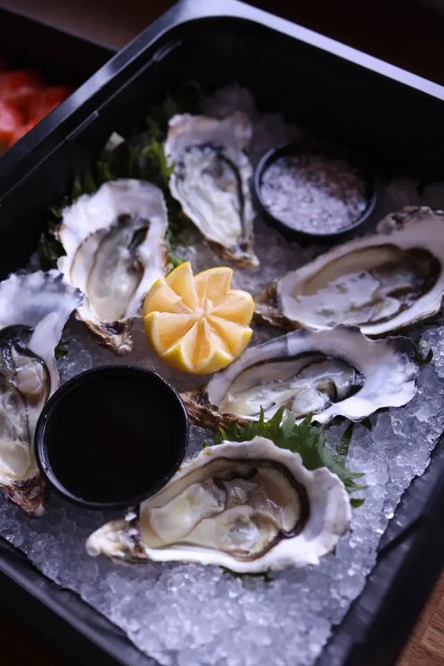 Raw bar con ostiones y almejas recién abiertos