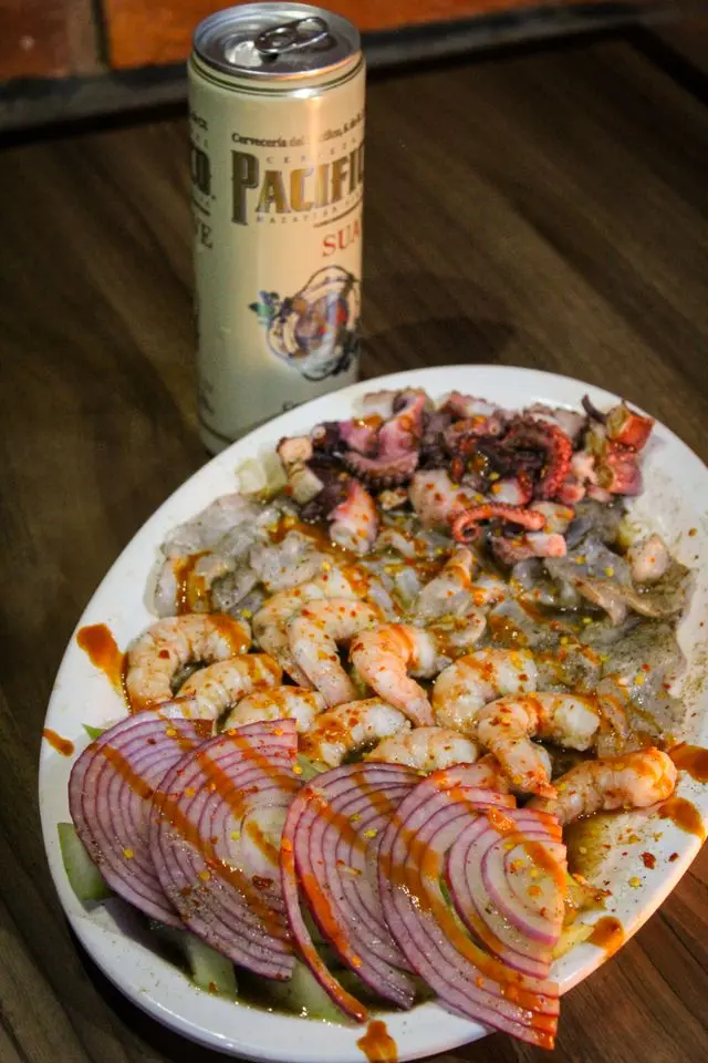 Mariscos frescos del Pacífico mexicano servidos sobre hielo